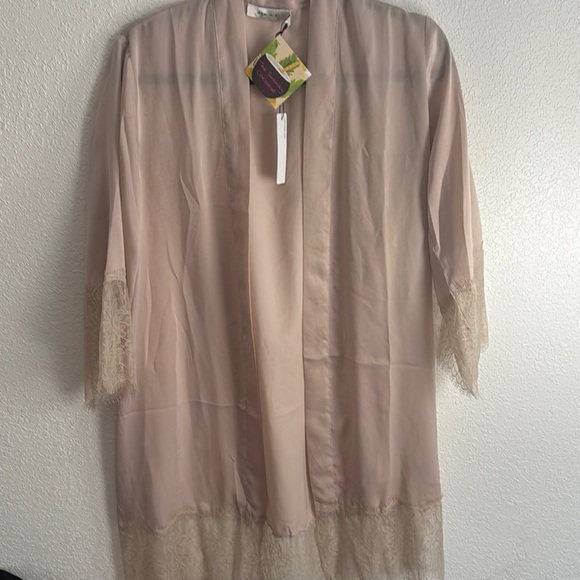 Arc n co Other - Swanky Coconut Beige Lace-Trimmed Robe